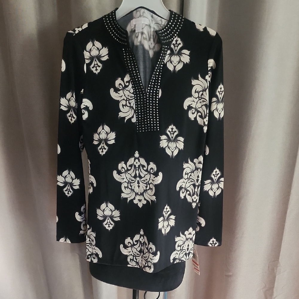 Black and White Floral V-Neck Tunic